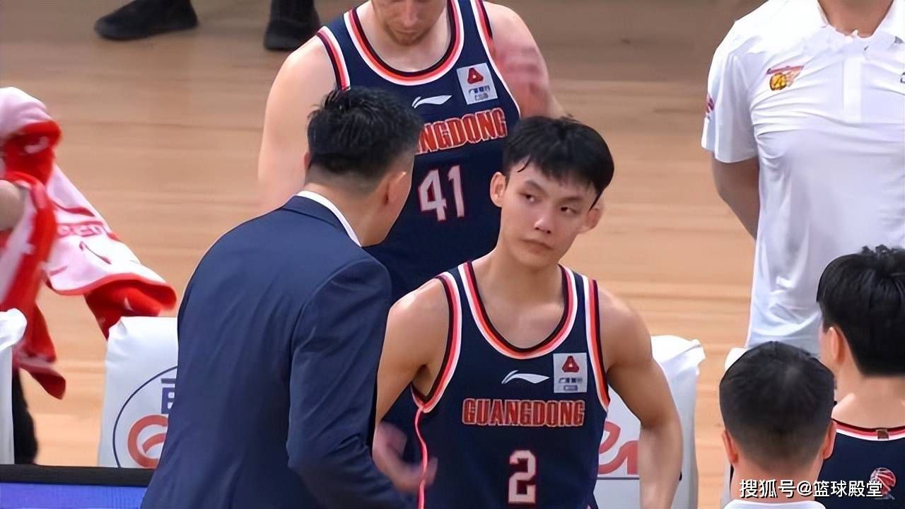 马洛塔回答：“我要强调的是，我们的主帅带给大家很大的满足感，他很优秀，很年轻，可以给我们带来重要的成功。